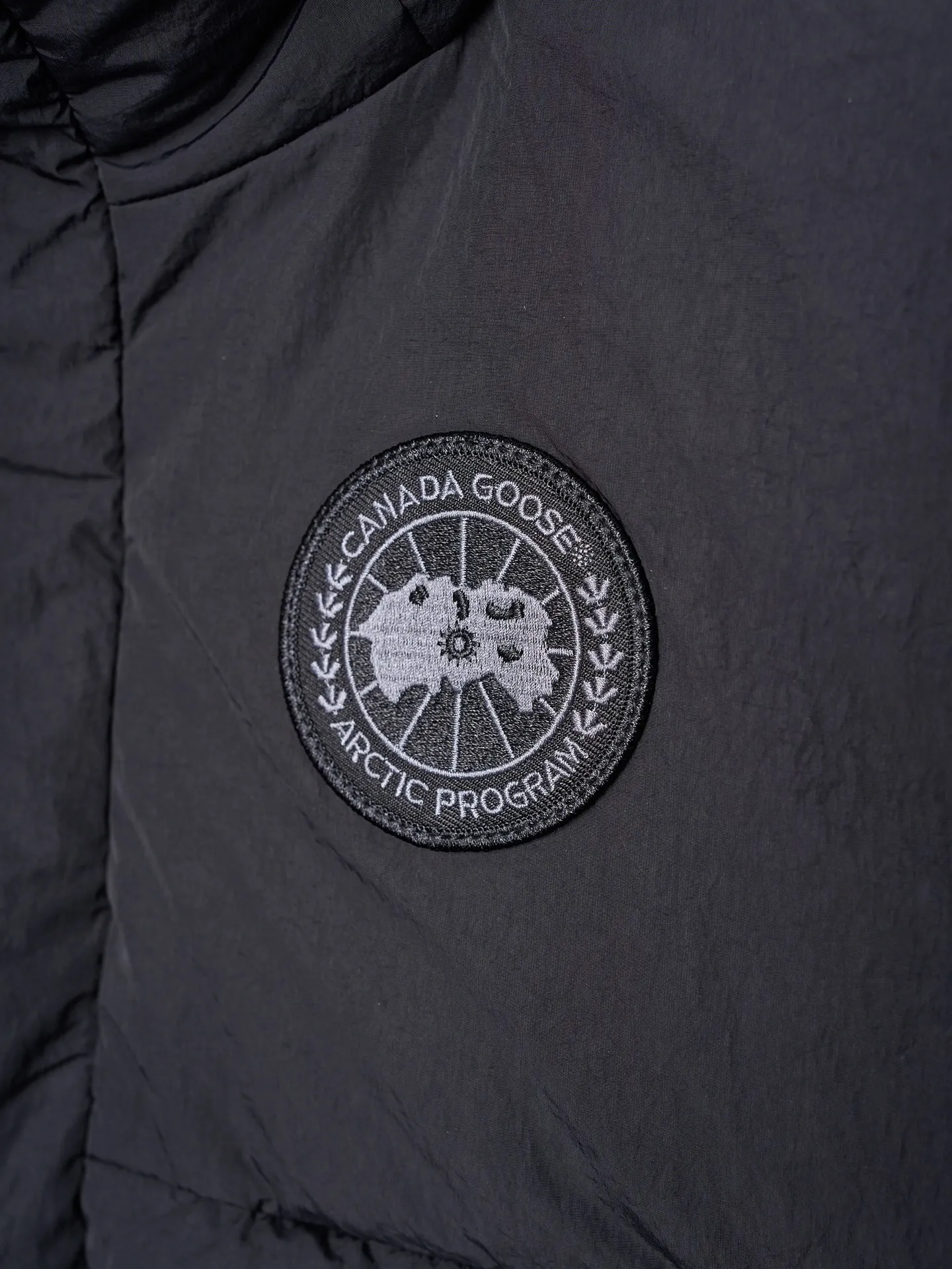 P760 Actual hanging auction] CANADA GOOSE/Canada Goose hooded down vest with logo and embroidery [Ready stock] S M L  The selection of high-quality protective nylon fabric not only enhances the wear resistance of the surface, but also takes into account wind resistance, ensuring excellent performance in various harsh weather conditions.  Three-dimensional quilting process: Precision thread reinforcement to prevent velvet drilling and ensure that the fluffy and resilient elasticity lasts as new.  The ribbon is woven with polyester as the base, and the brand letters are decorated on the ribbon through high-precision computer embroidery. The edges of the pattern are clear, the stitches are fine and even, and multiple layers of embroidery threads are stacked to enhance the three-dimensional effect.